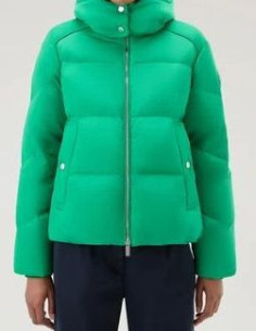 Piumino corto con cappuccio...